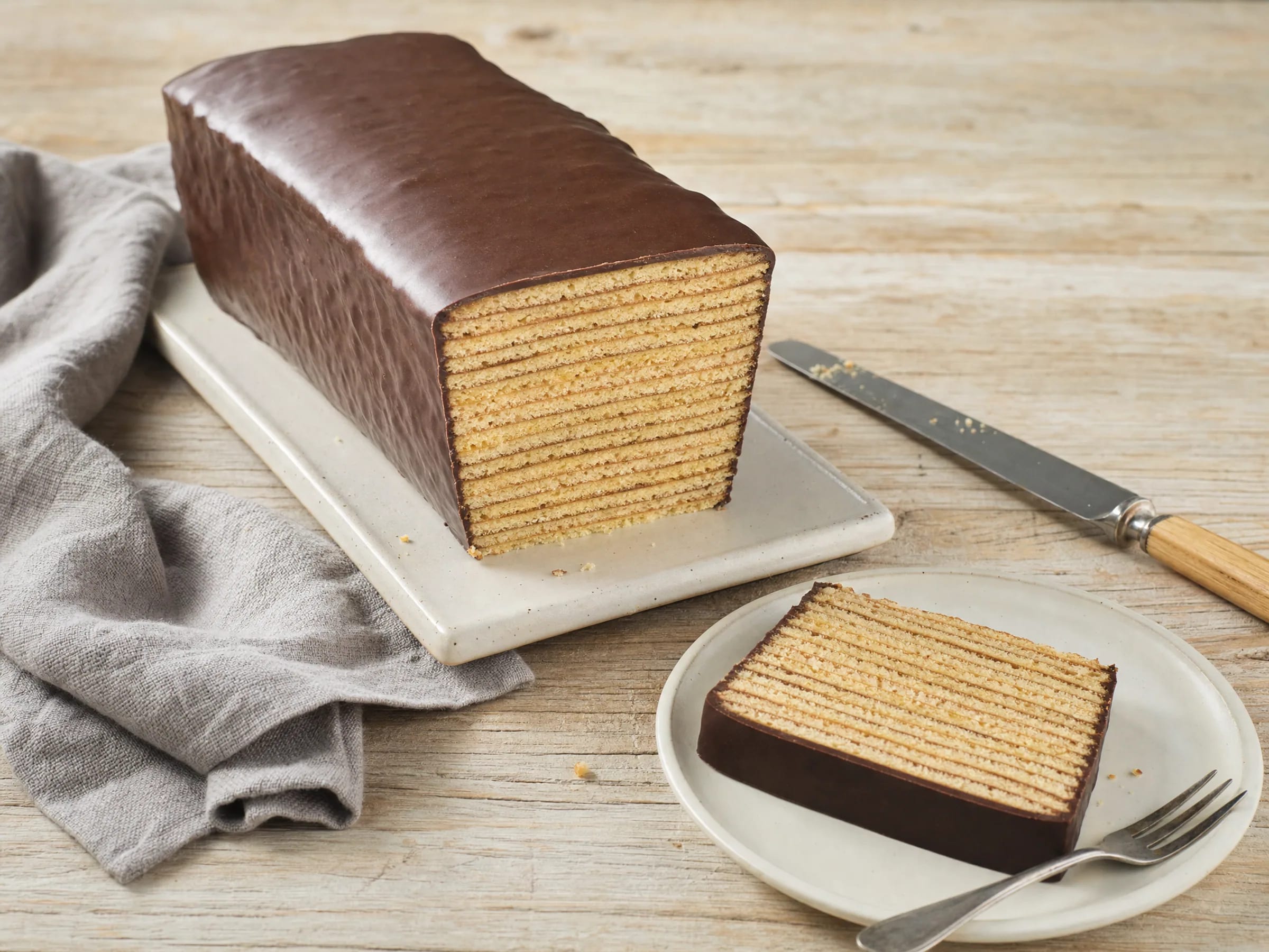 Baumkuchen aus der Kastenform mit feinen Grill-Schichten fertig angerichtet