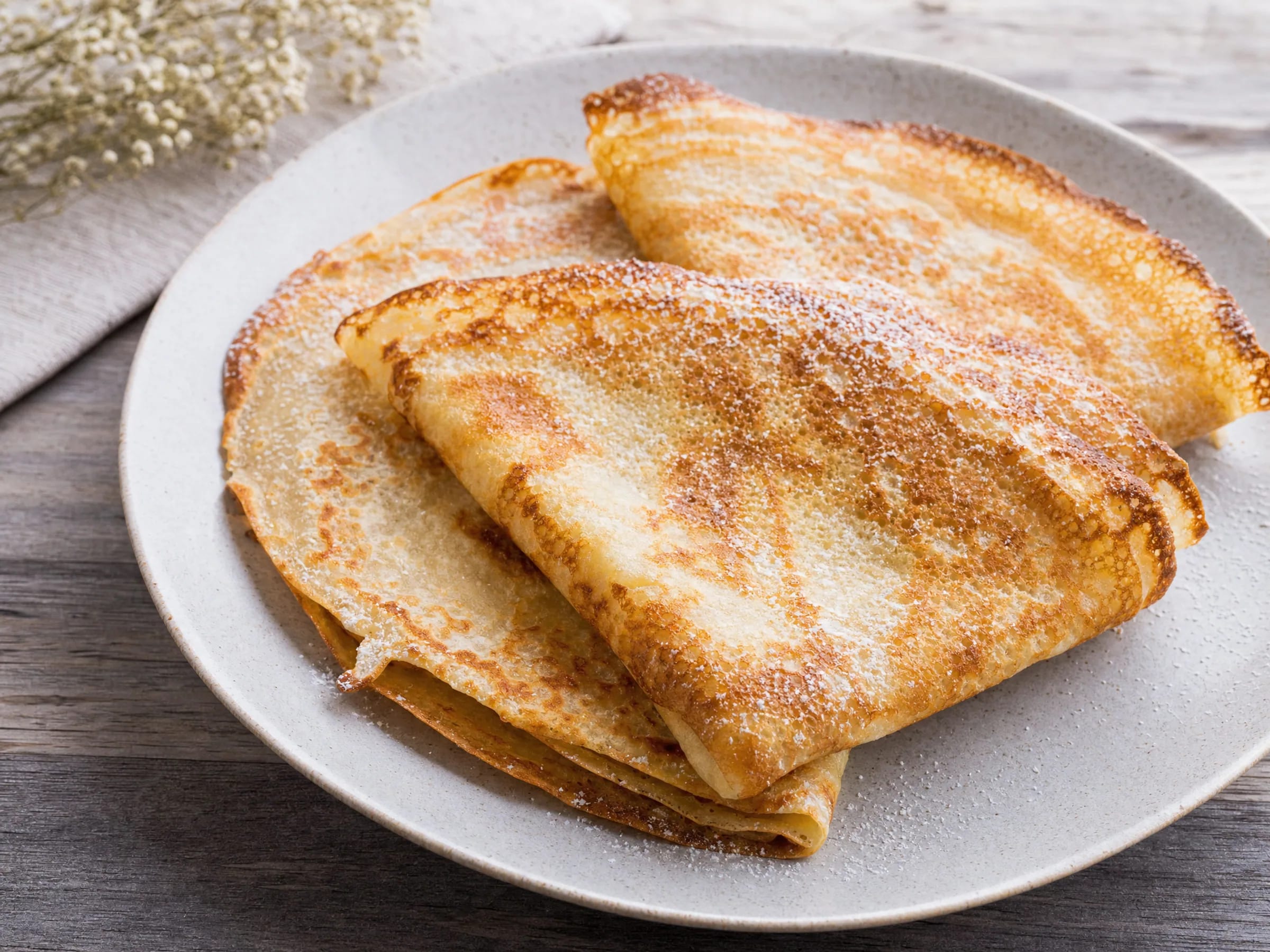 Pfannkuchen ohne Ei und Milch fertig angerichtet