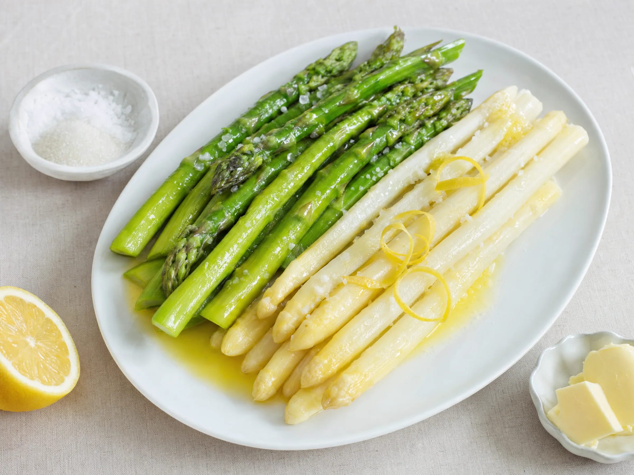 Spargel kochen – weiß und grün mit klaren Garzeiten fertig angerichtet