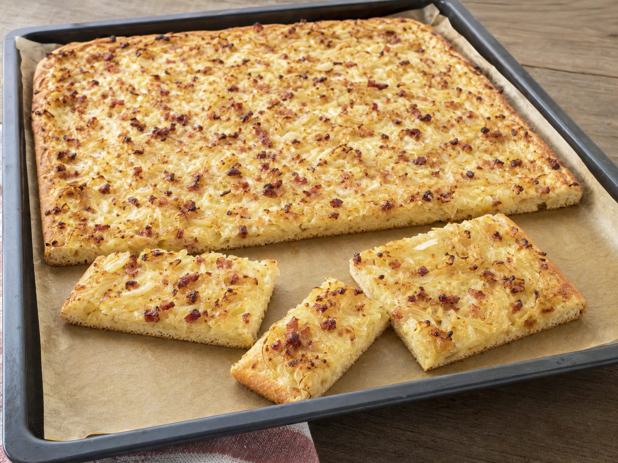 Zwiebelkuchen vom Blech mit Hefeteig – schwäbisch fertig angerichtet