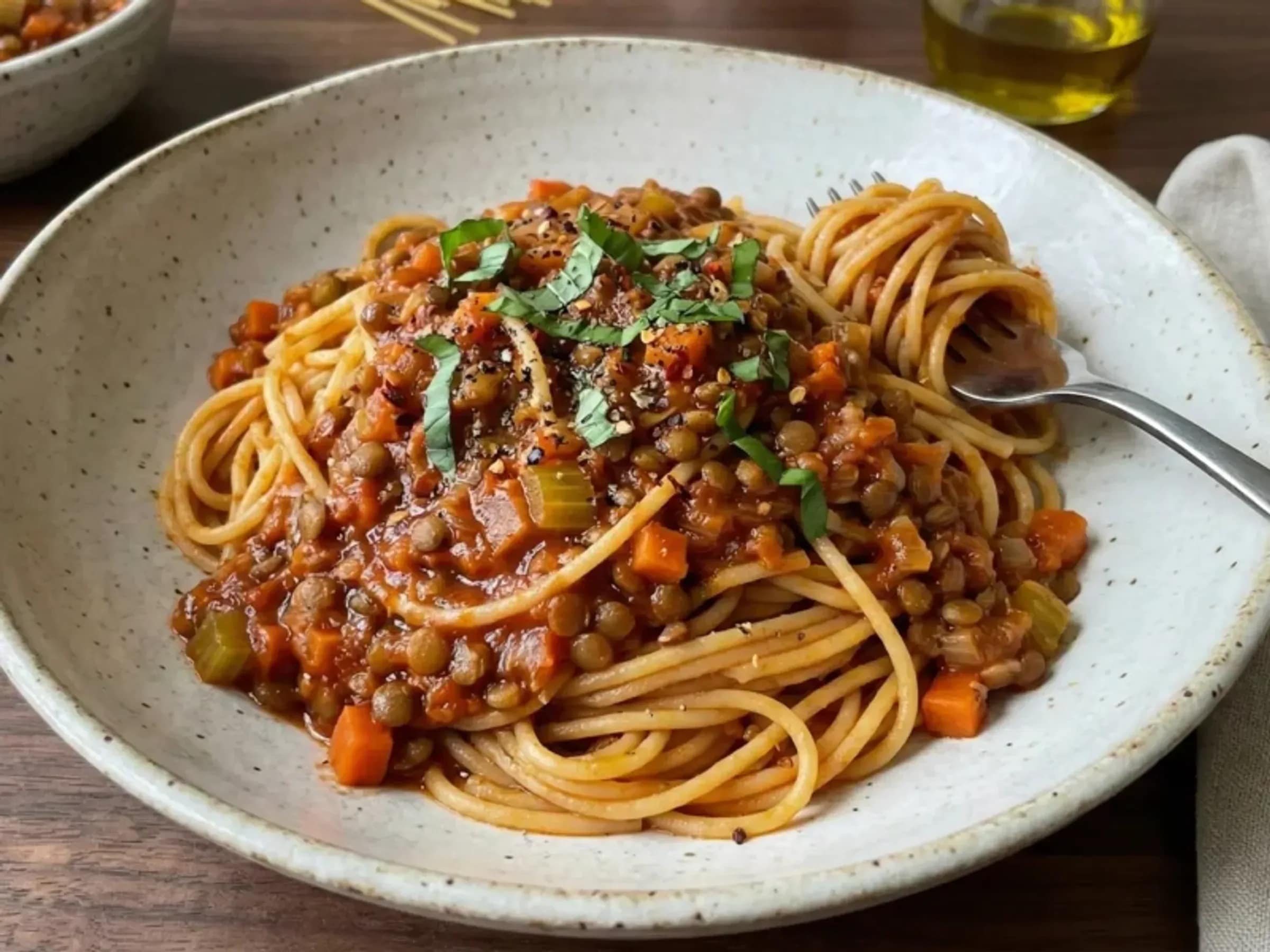 Herzhafte Linsenbolognese mit Spaghetti
