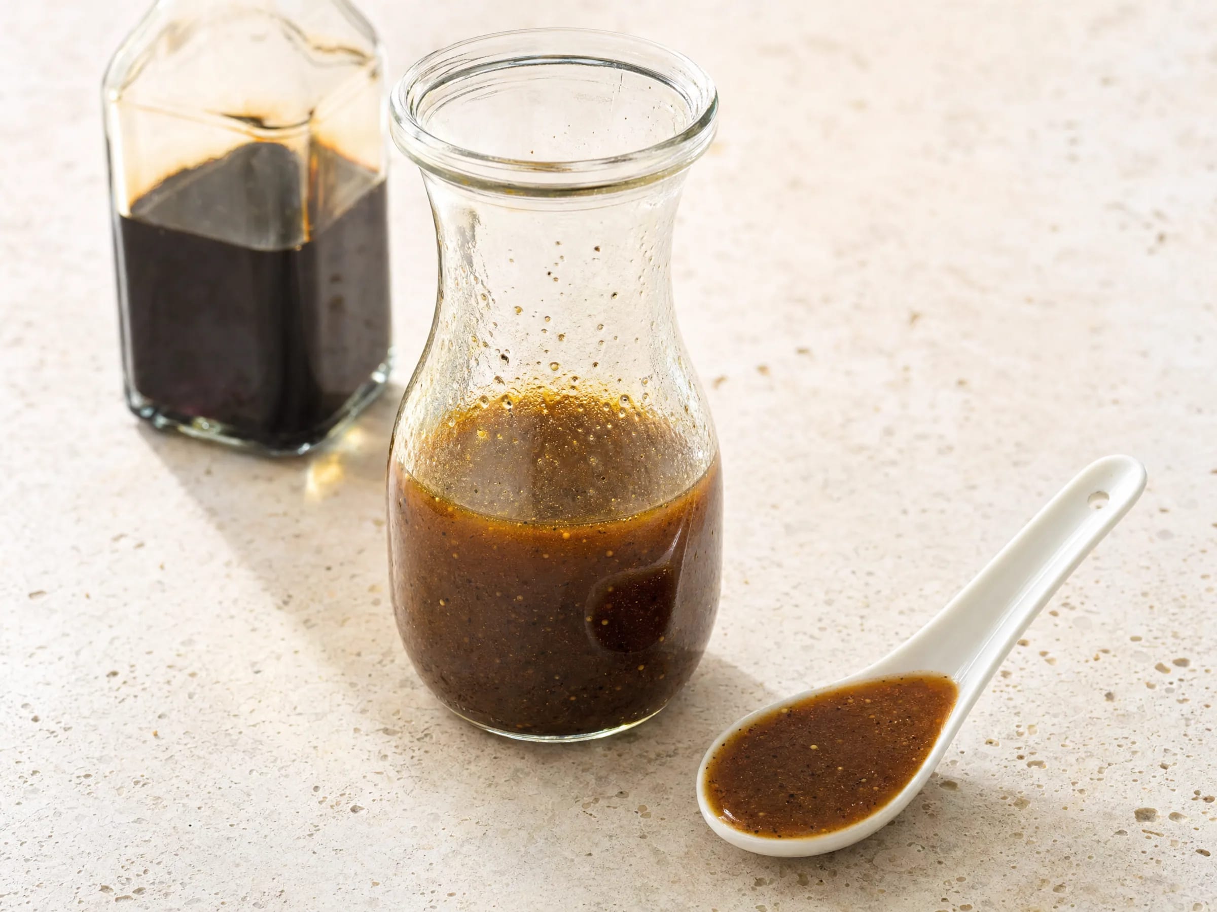 Balsamico-Dressing mit Honig und Senf fertig angerichtet