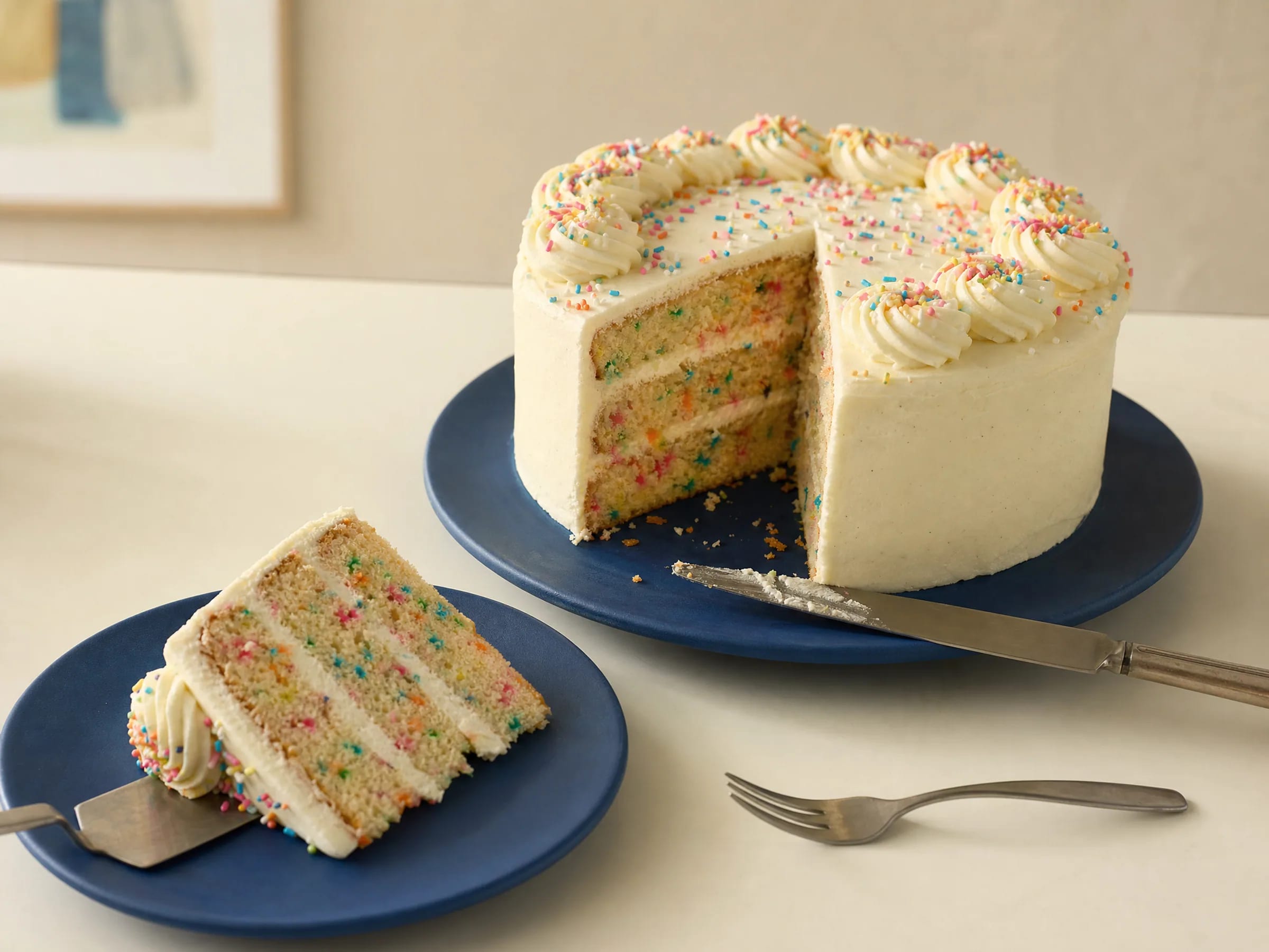 Geburtstagstorte mit Konfetti-Rührteig und Vanille-Buttercreme fertig angerichtet