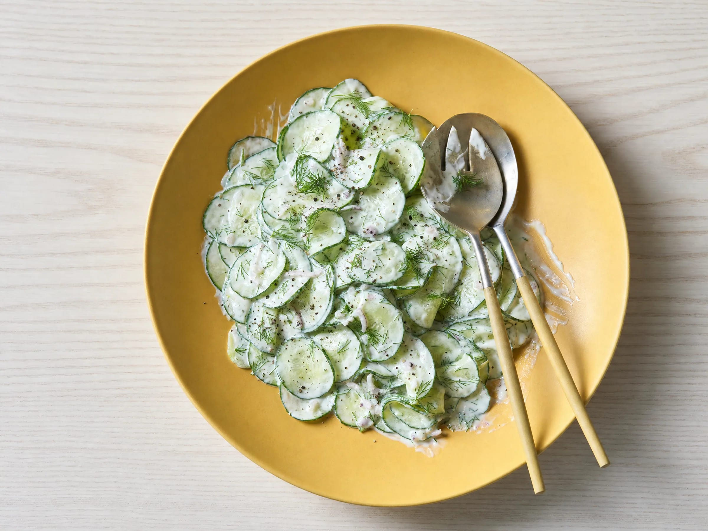 Gurkensalat mit Joghurt-Dressing und frischem Dill fertig angerichtet