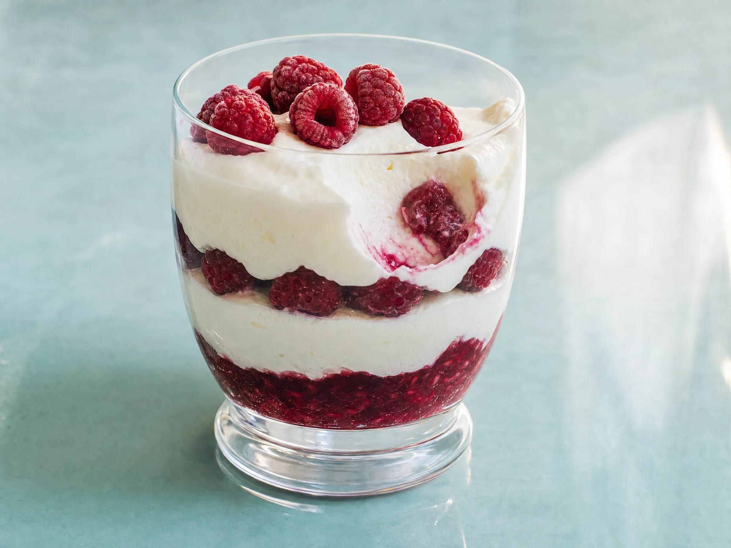 Dessert mit Himbeeren im Glas – Quarkcreme ohne Gelatine fertig angerichtet