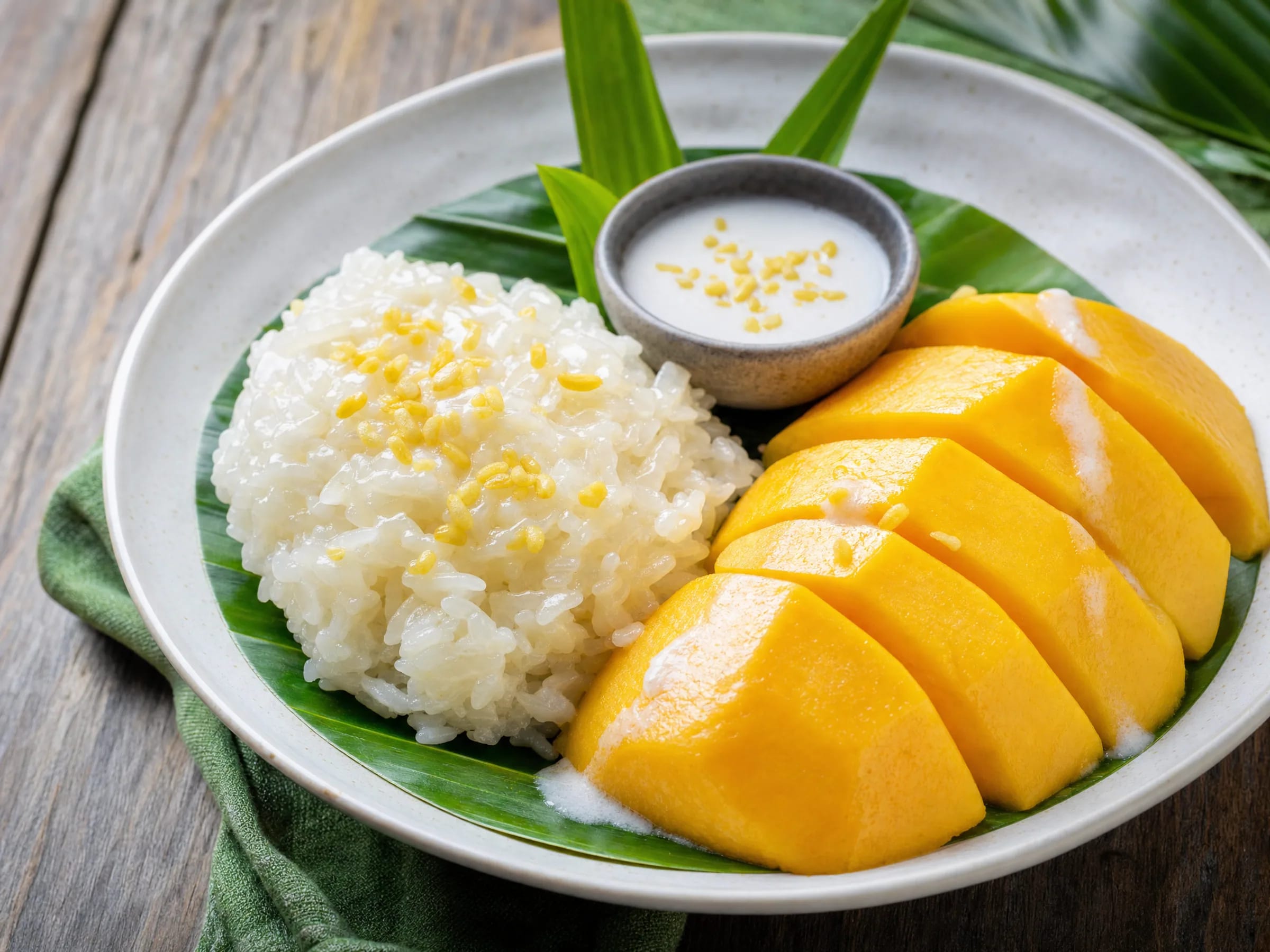Mango Sticky Rice mit gedämpftem Thai-Klebreis und salziger Kokossauce fertig angerichtet