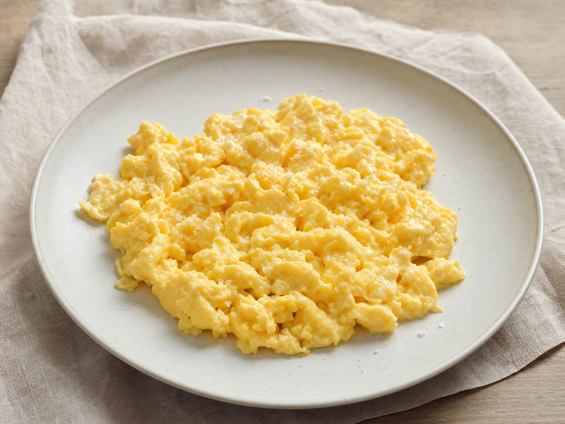 Cremiges Rührei aus der Pfanne – ohne Milch und Öl fertig angerichtet
