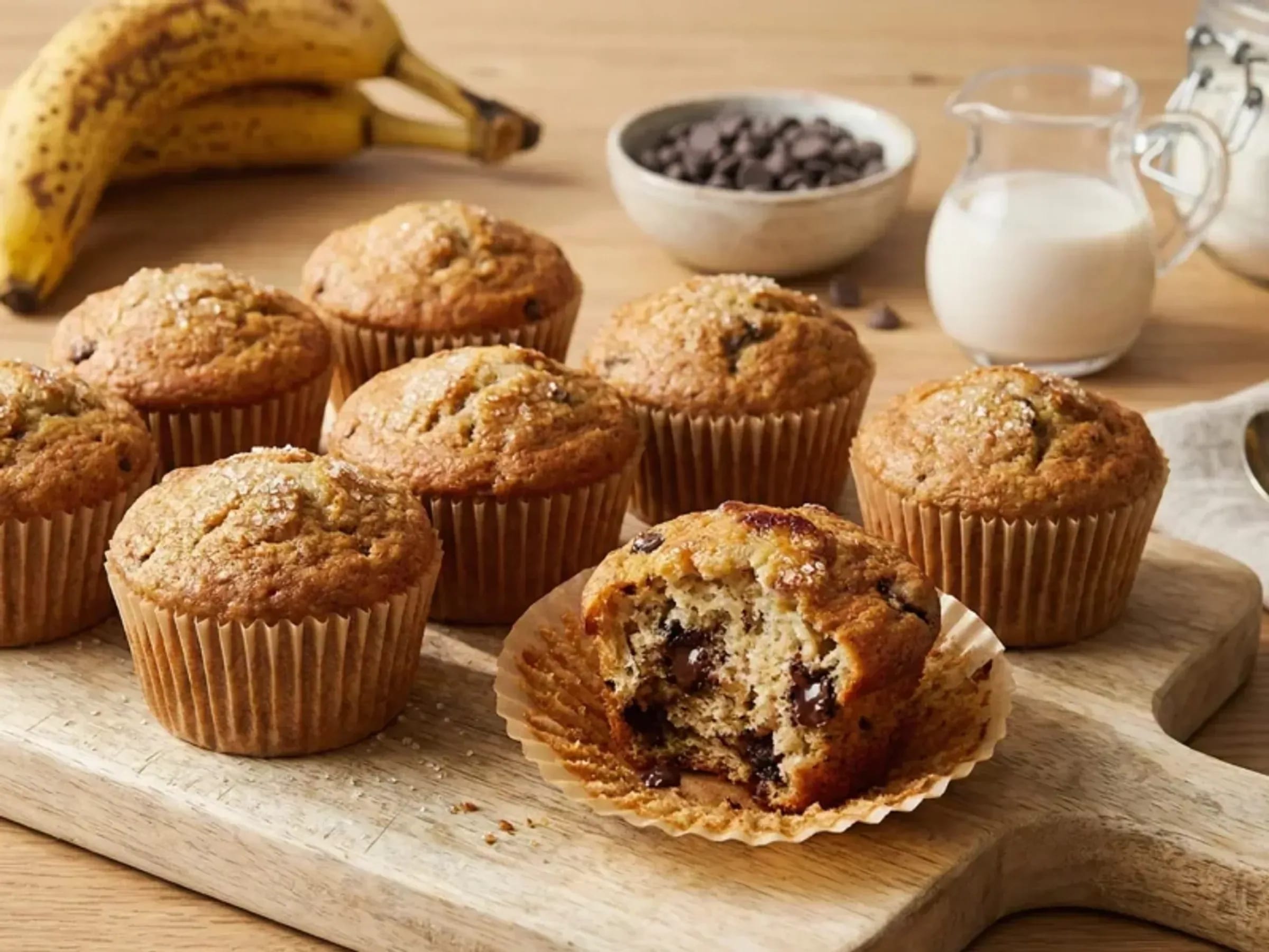 Saftige vegane Bananenmuffins mit goldbrauner Oberfläche und Schokotropfen