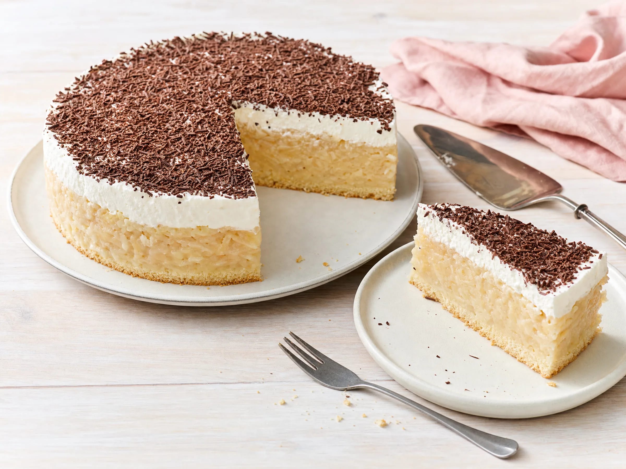 Schwedische Apfeltorte mit Vanillepudding und Sahnehaube fertig angerichtet