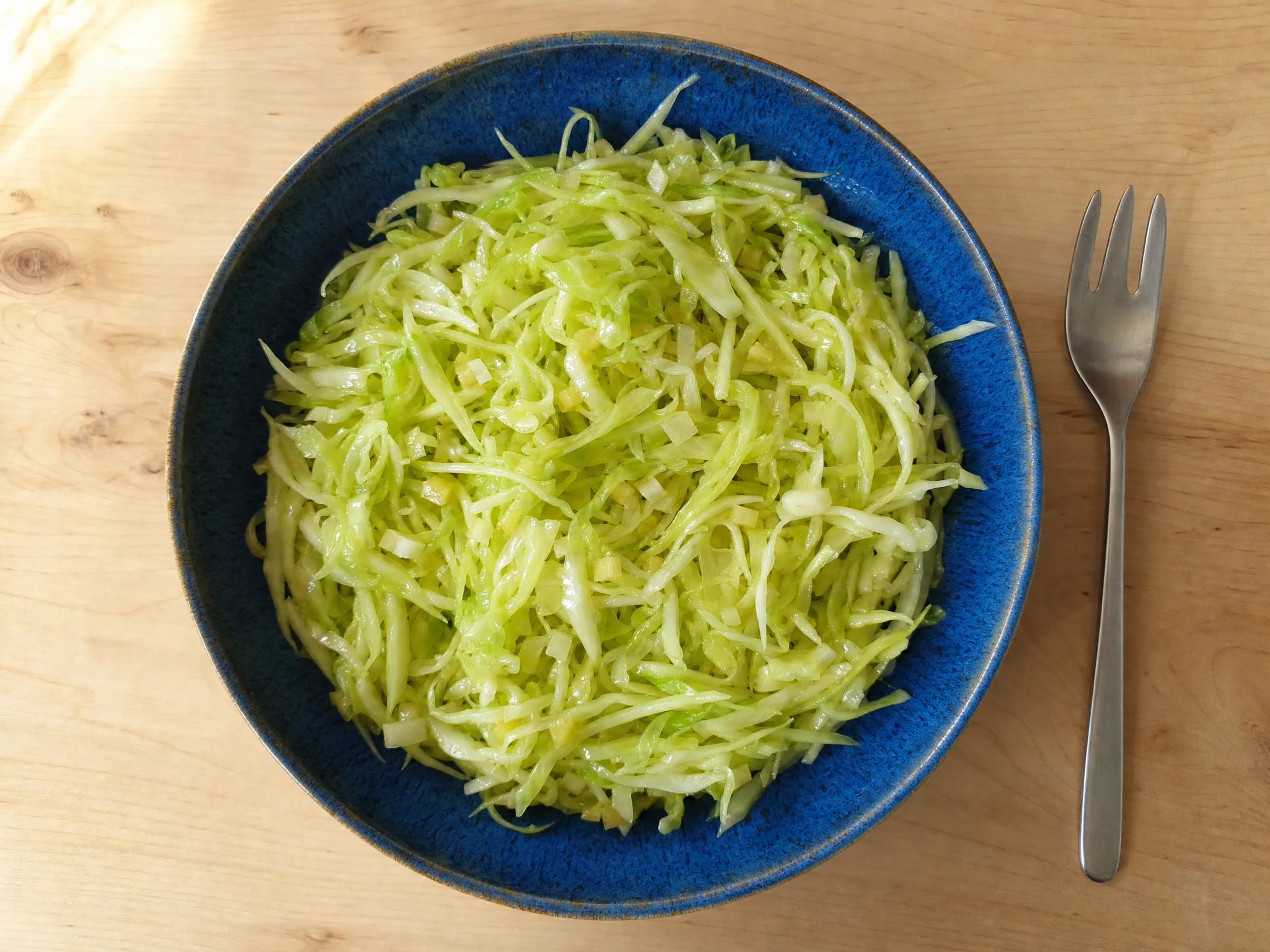 Spitzkohlsalat mit Essig-Öl-Dressing fertig angerichtet