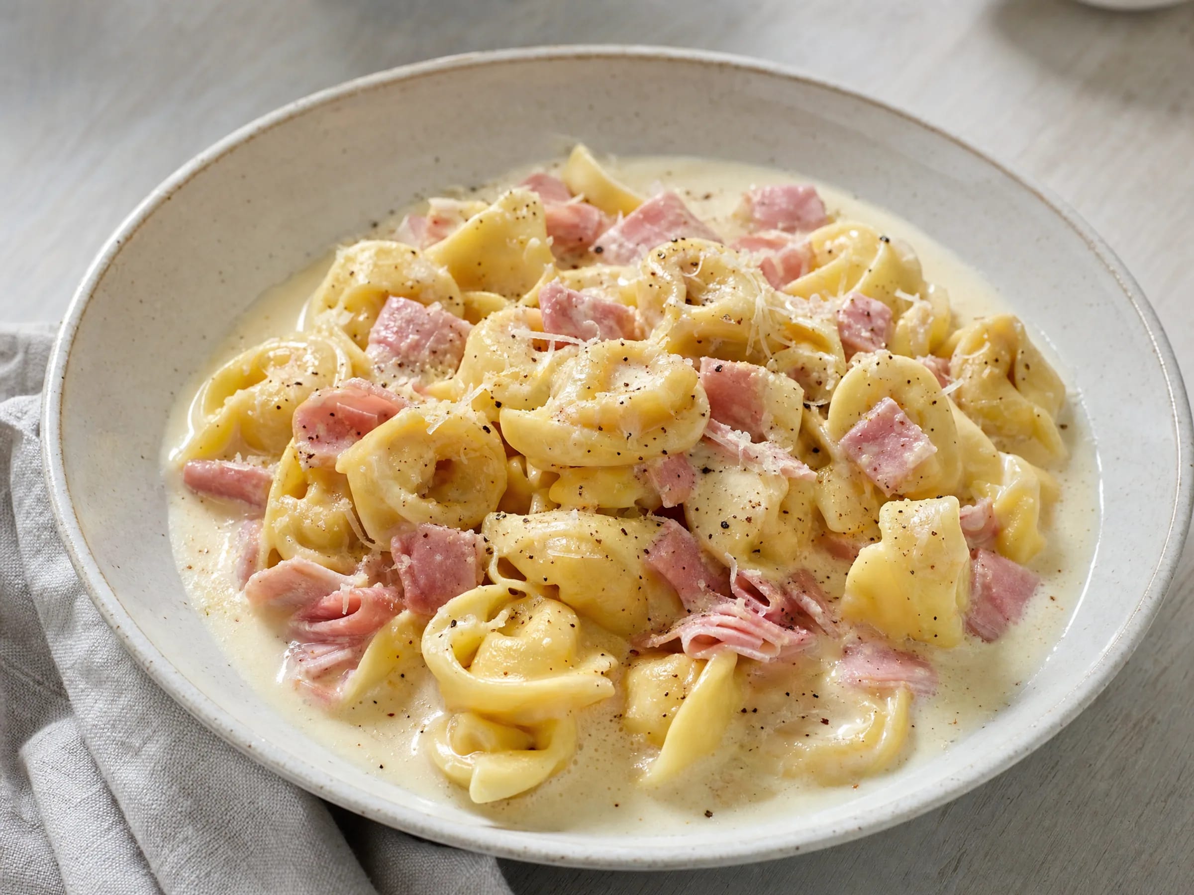 Tortellini alla Panna mit Prosciutto und seidiger Sahnesauce fertig angerichtet