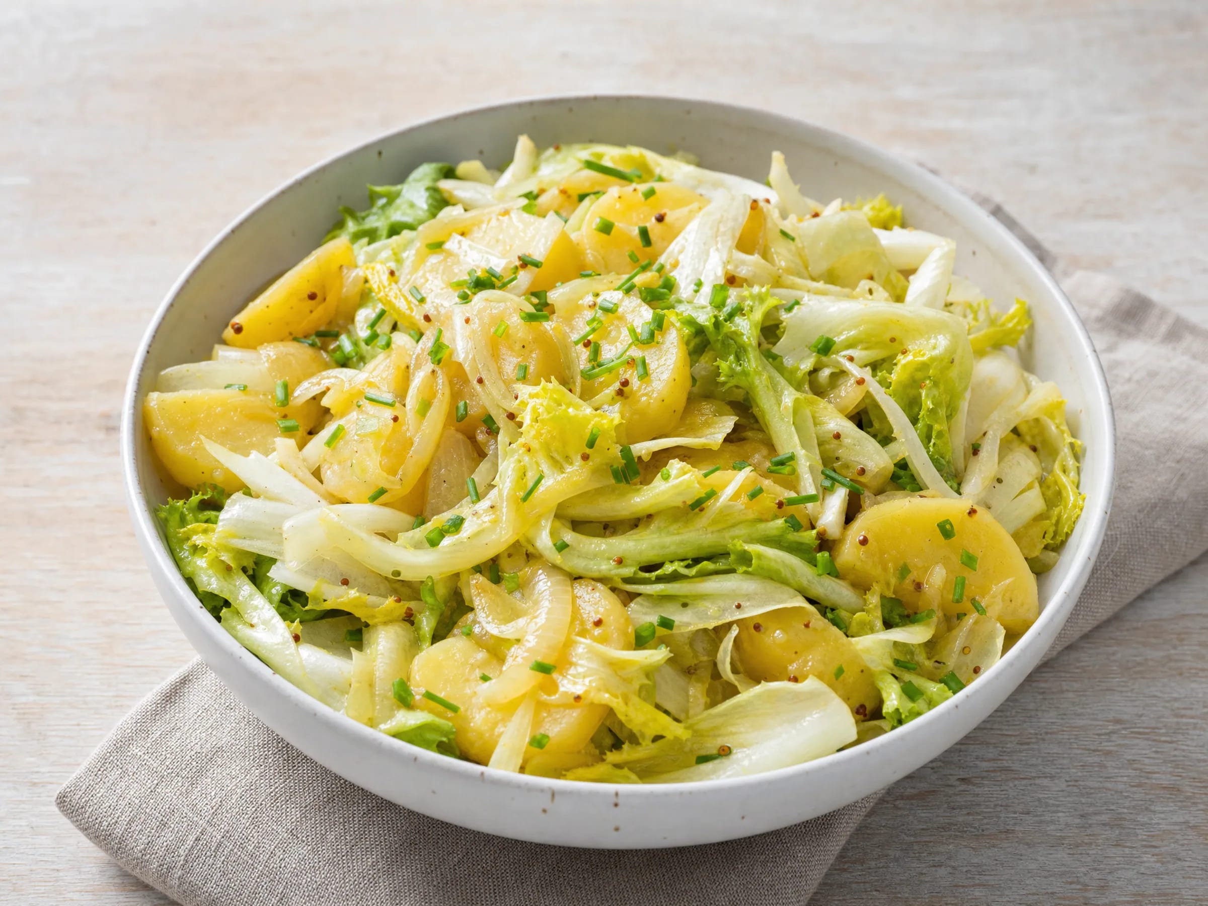 Endiviensalat mit Kartoffeln und warmem Oma-Dressing Rezeptfoto Endiviensalat mit Kartoffeln und warmem Oma-Dressing fertig angerichtet