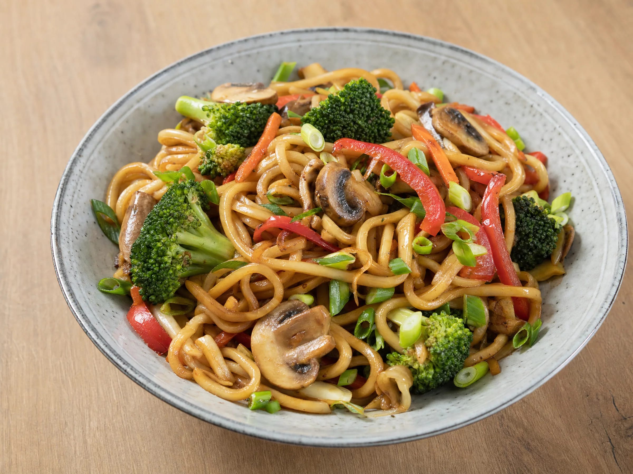Gebratene Udon-Nudeln mit Gemüse und Sojasauce Rezeptfoto Gebratene Udon-Nudeln mit Gemüse und Sojasauce fertig angerichtet