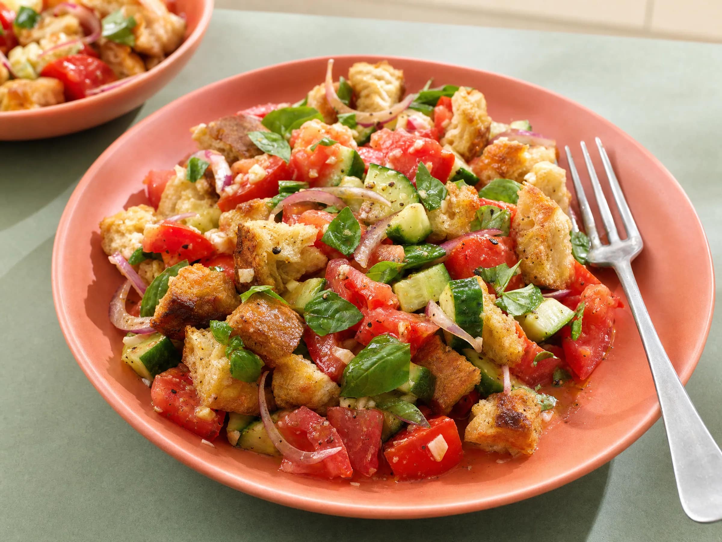 Italienischer Brotsalat mit Tomaten und Röstbrot