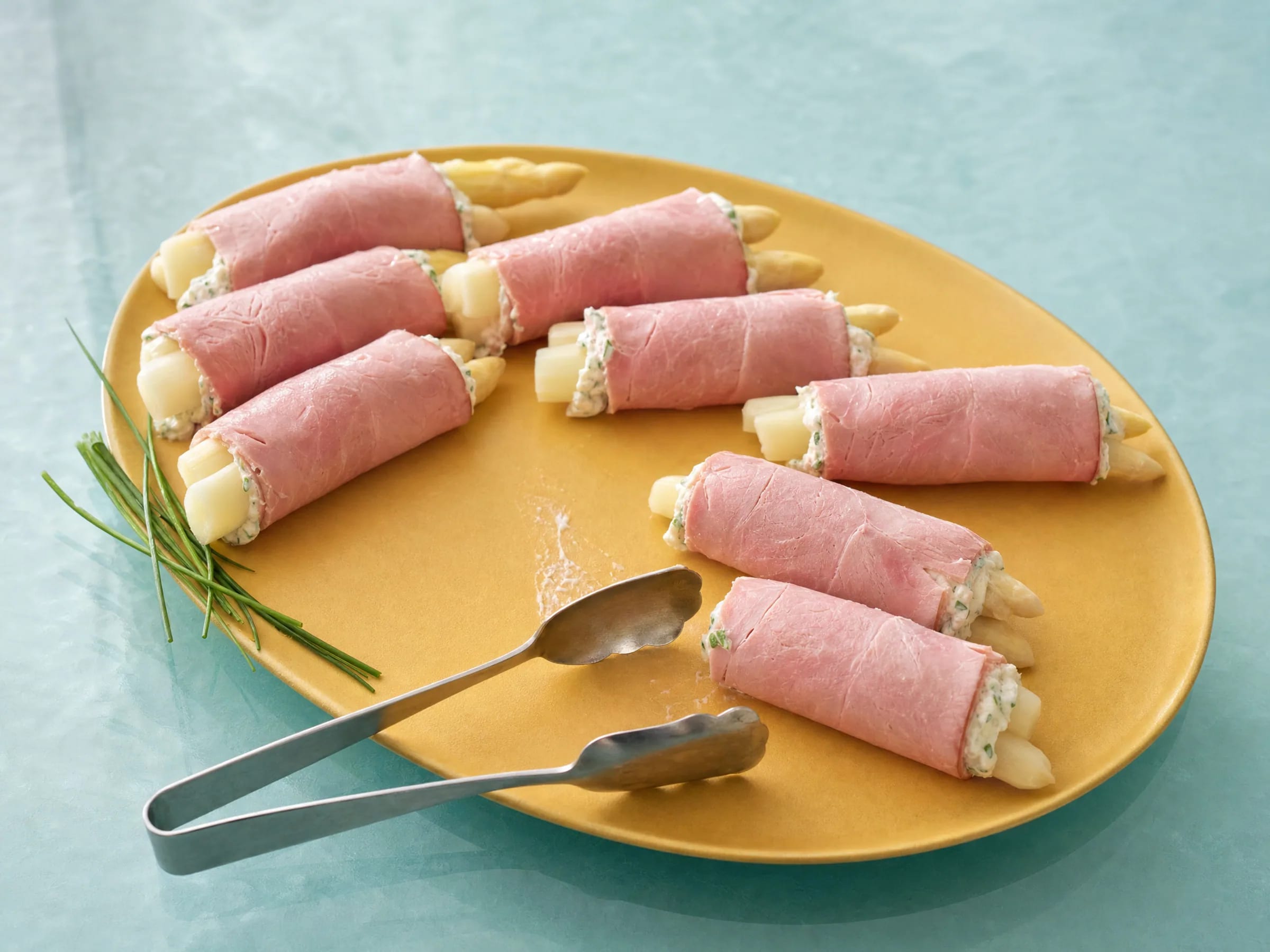 Schinkenröllchen mit Spargel und Senf-Kräuter-Creme Rezeptfoto Schinkenröllchen mit Spargel und Senf-Kräuter-Creme fertig angerichtet
