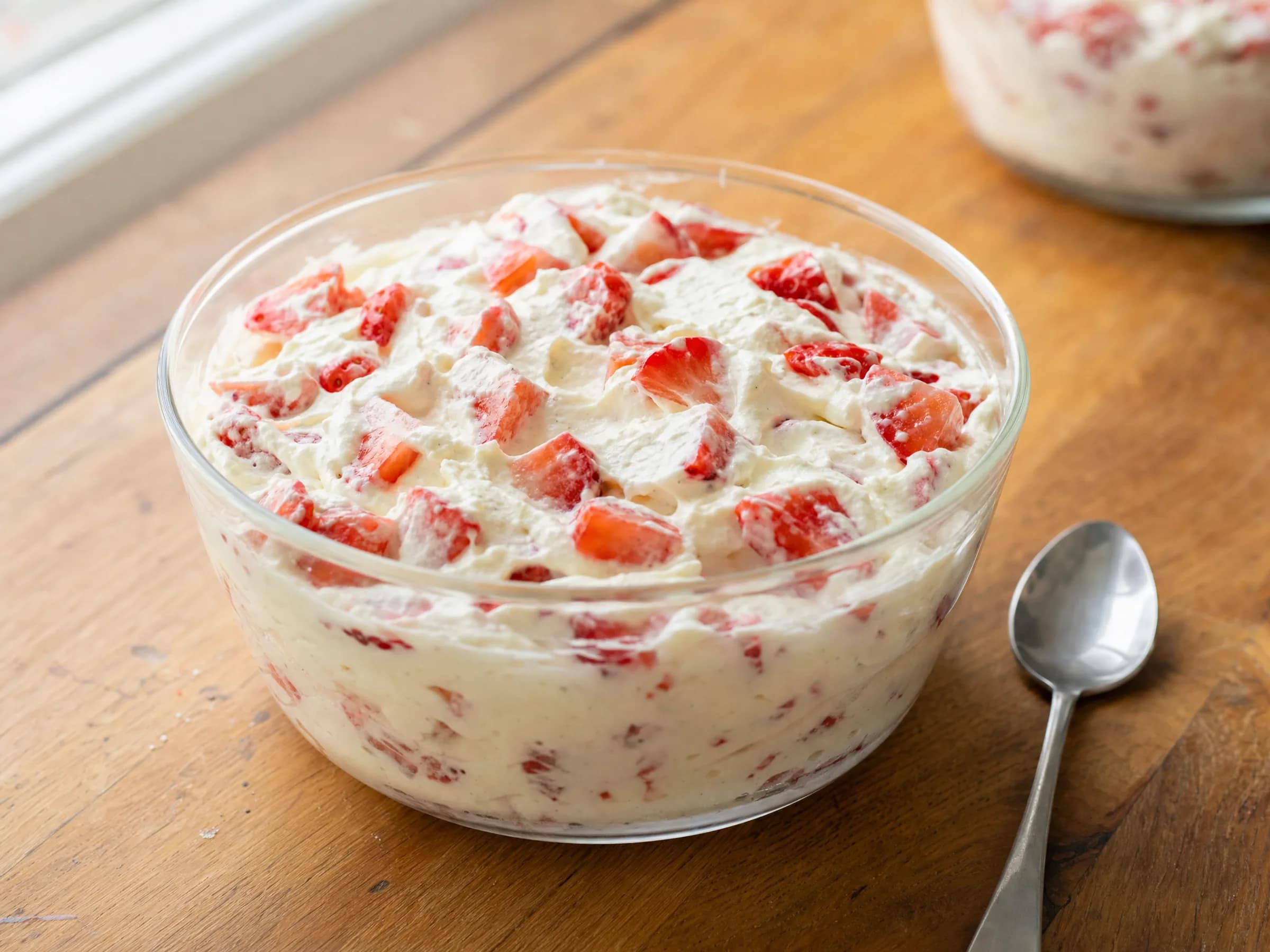 Mascarpone-Creme mit Erdbeeren – kalt, luftig und standfest