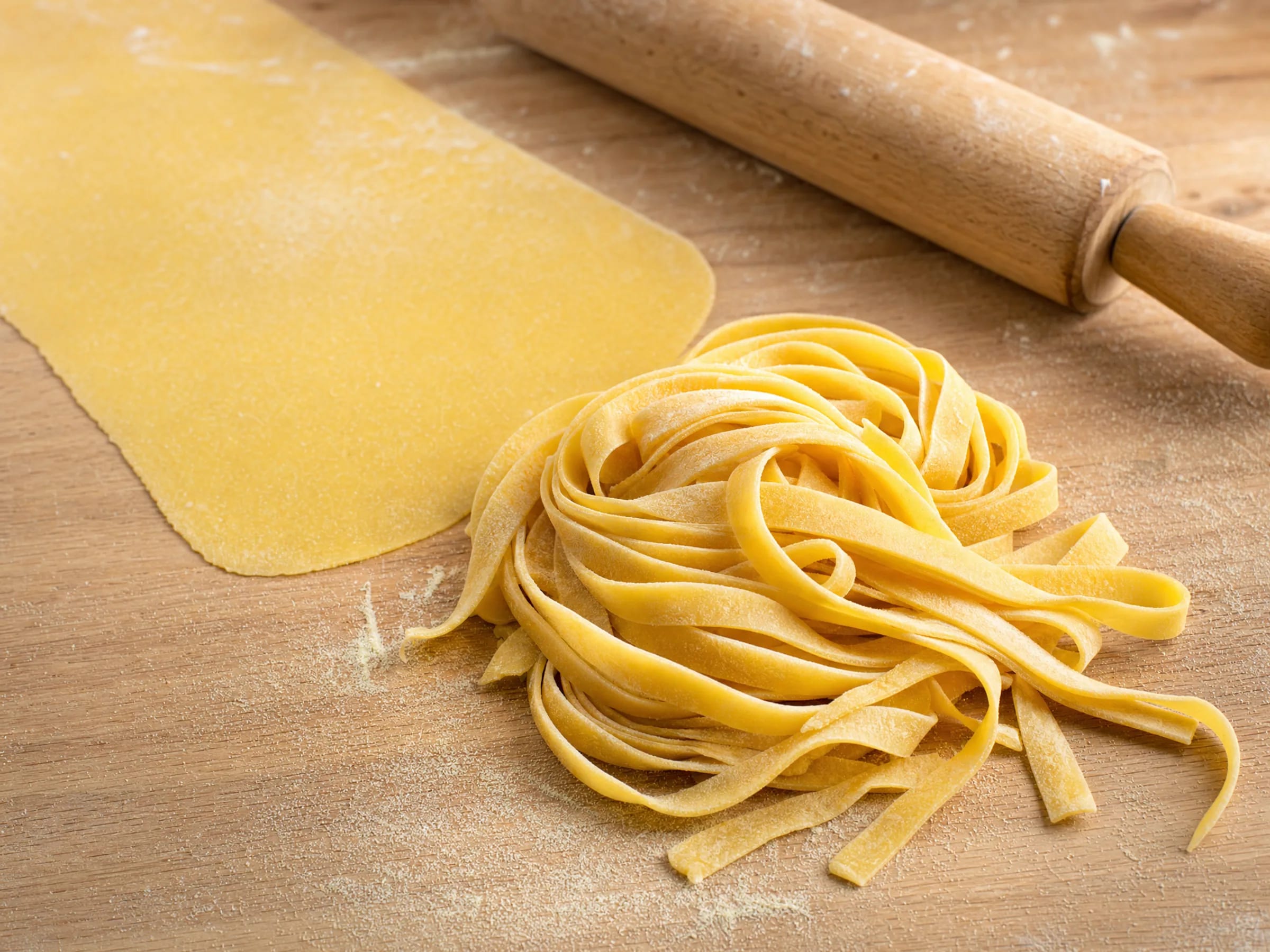Nudelteig selber machen – elastisch geknetet für Bandnudeln Rezeptfoto Nudelteig selber machen – elastisch geknetet für Bandnudeln fertig angerichtet