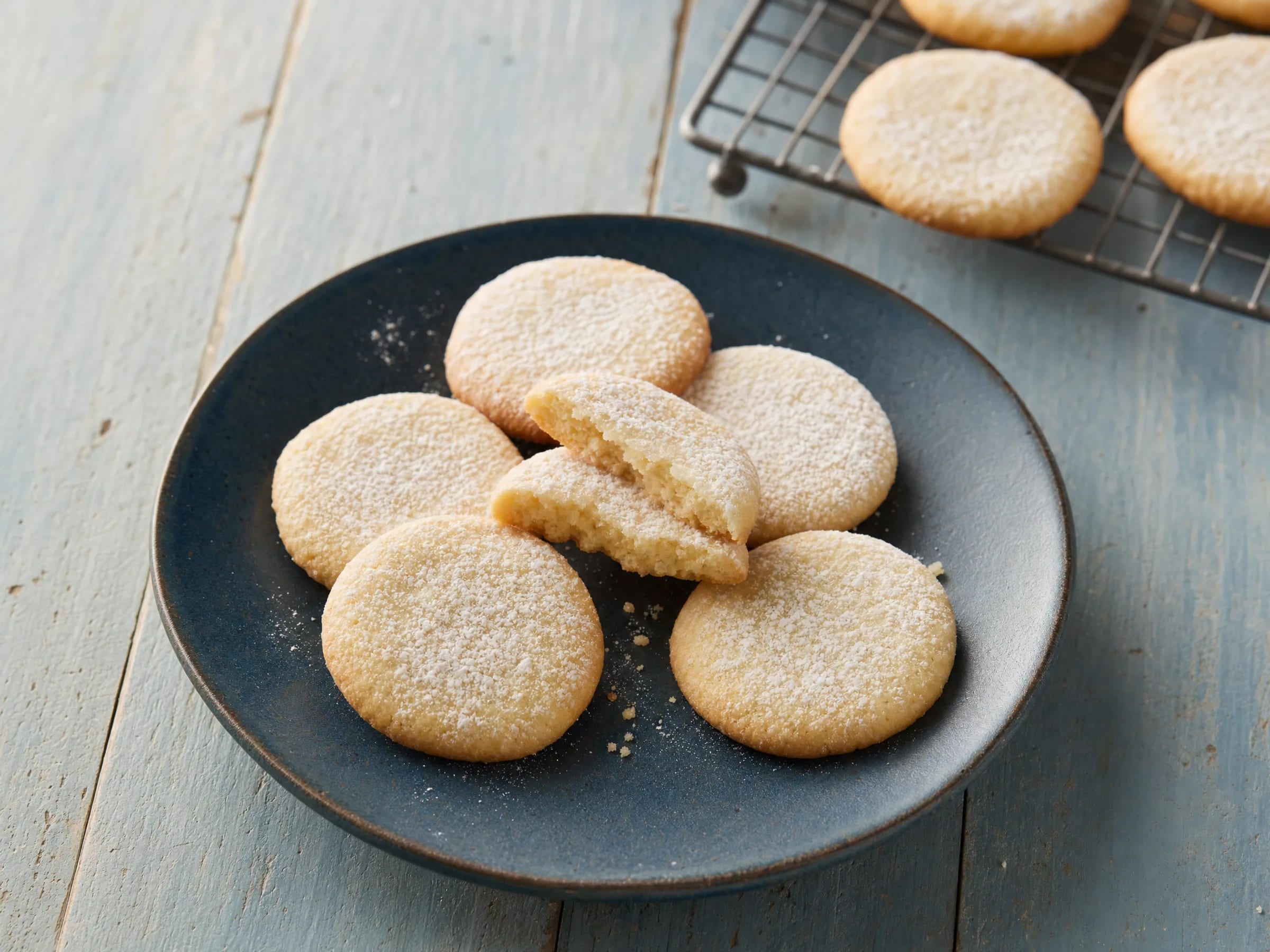 Plätzchen mit Marzipan und gemahlenen Mandeln Rezeptfoto Plätzchen mit Marzipan und gemahlenen Mandeln fertig angerichtet