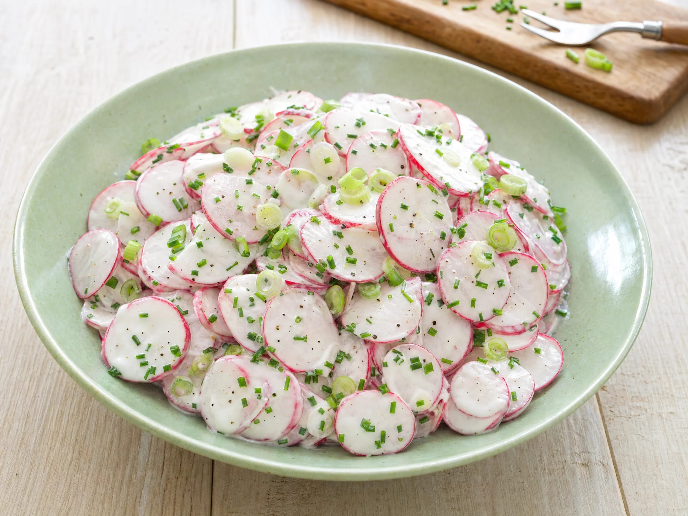 Radieschensalat mit Sauerrahm-Dressing Rezeptfoto Radieschensalat mit Sauerrahm-Dressing fertig angerichtet