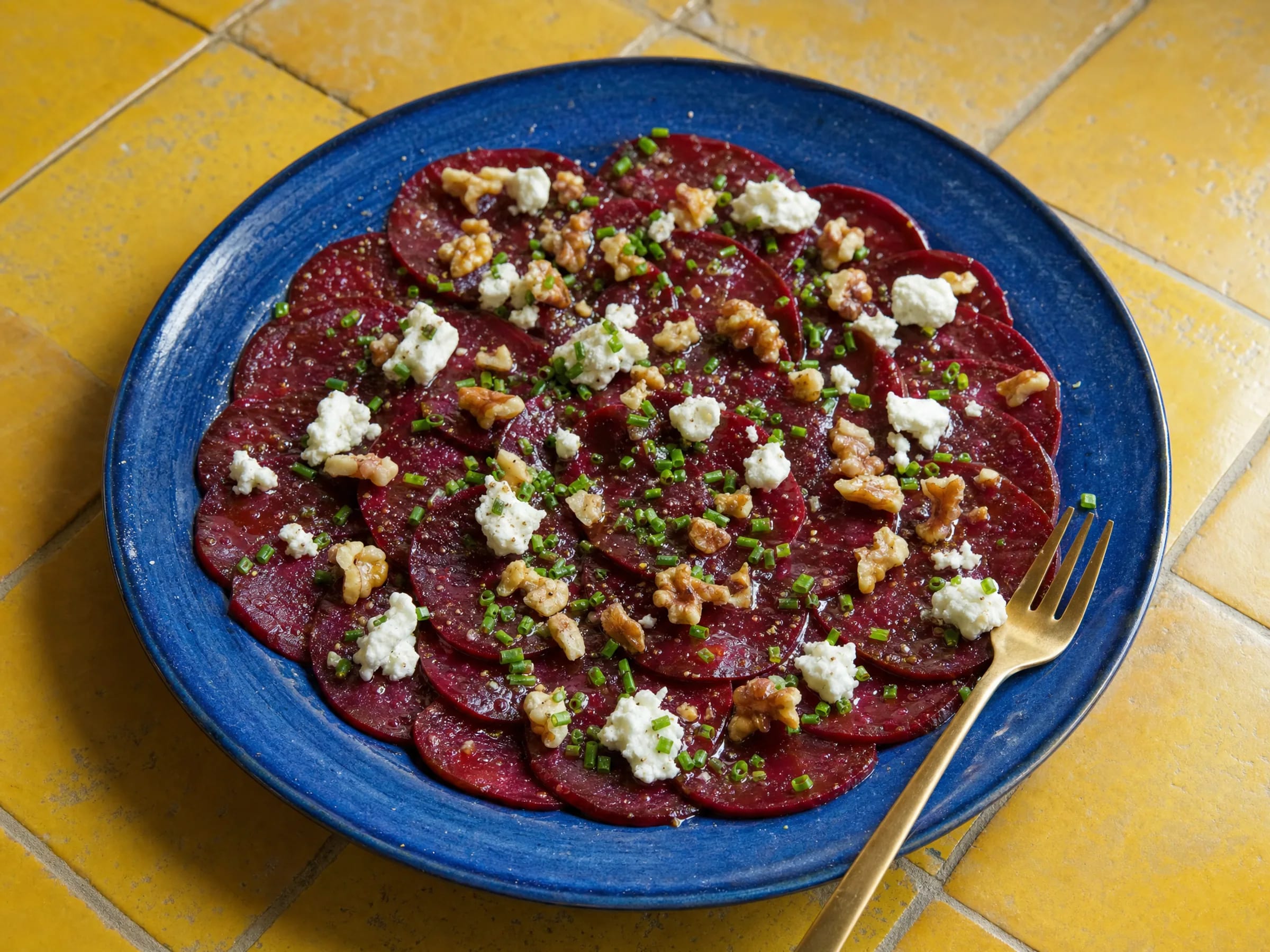 Rote-Bete-Carpaccio mit Ziegenkäse und Walnüssen Rezeptfoto Rote-Bete-Carpaccio mit Ziegenkäse und Walnüssen fertig angerichtet