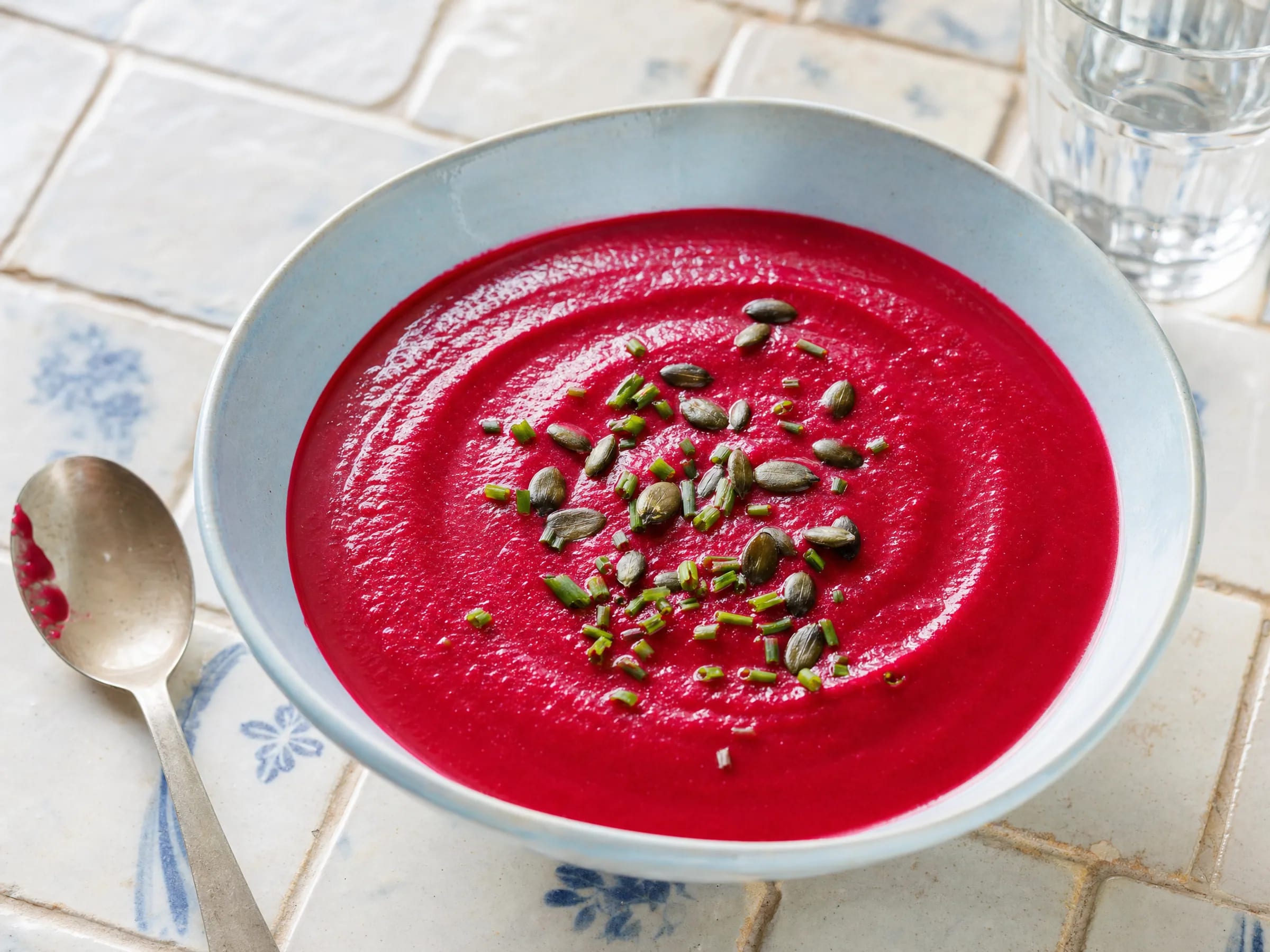 Rote-Bete-Suppe mit Kartoffeln und Ingwer, fein püriert Rezeptfoto Rote-Bete-Suppe mit Kartoffeln und Ingwer, fein püriert fertig angerichtet
