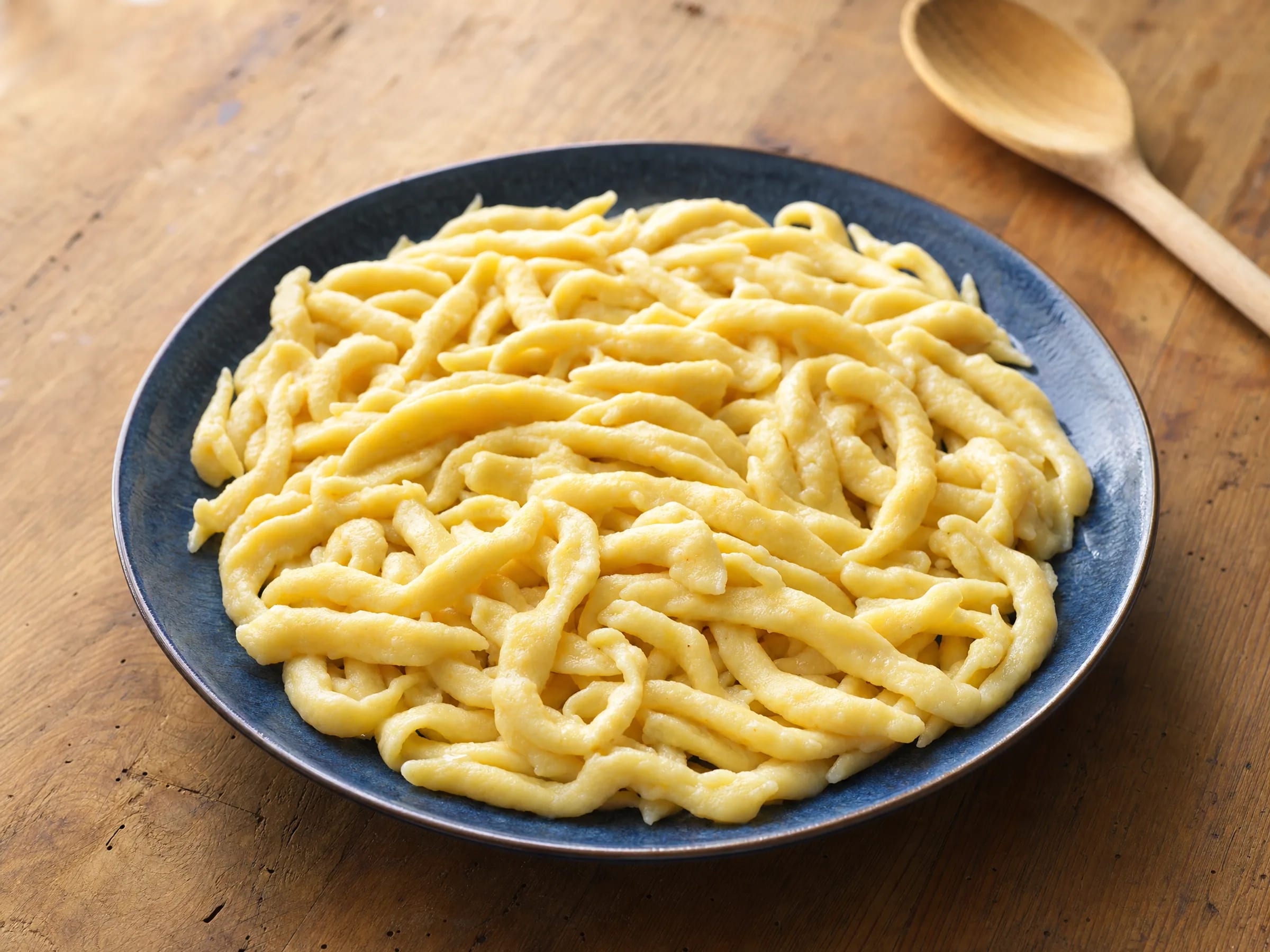 Schwäbischer Spätzleteig für längliche Spätzle vom Brett Rezeptfoto Schwäbischer Spätzleteig für längliche Spätzle vom Brett fertig angerichtet