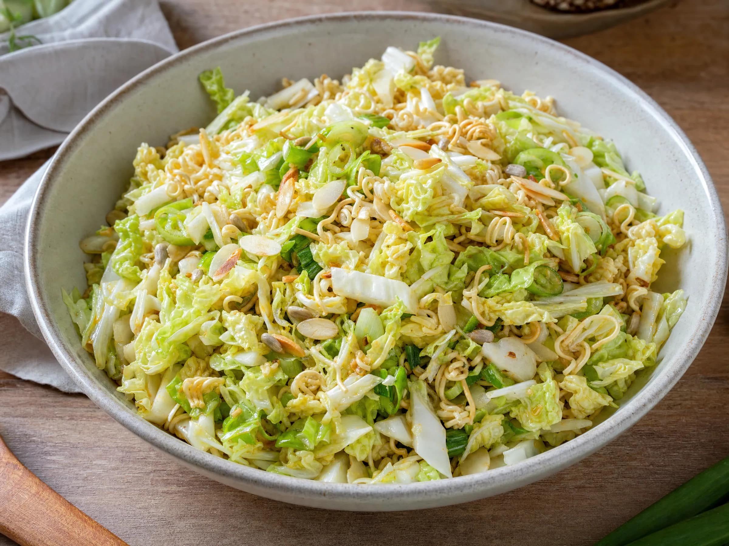 Yum Yum Salat mit Chinakohl – knusprig mit Instantnudeln