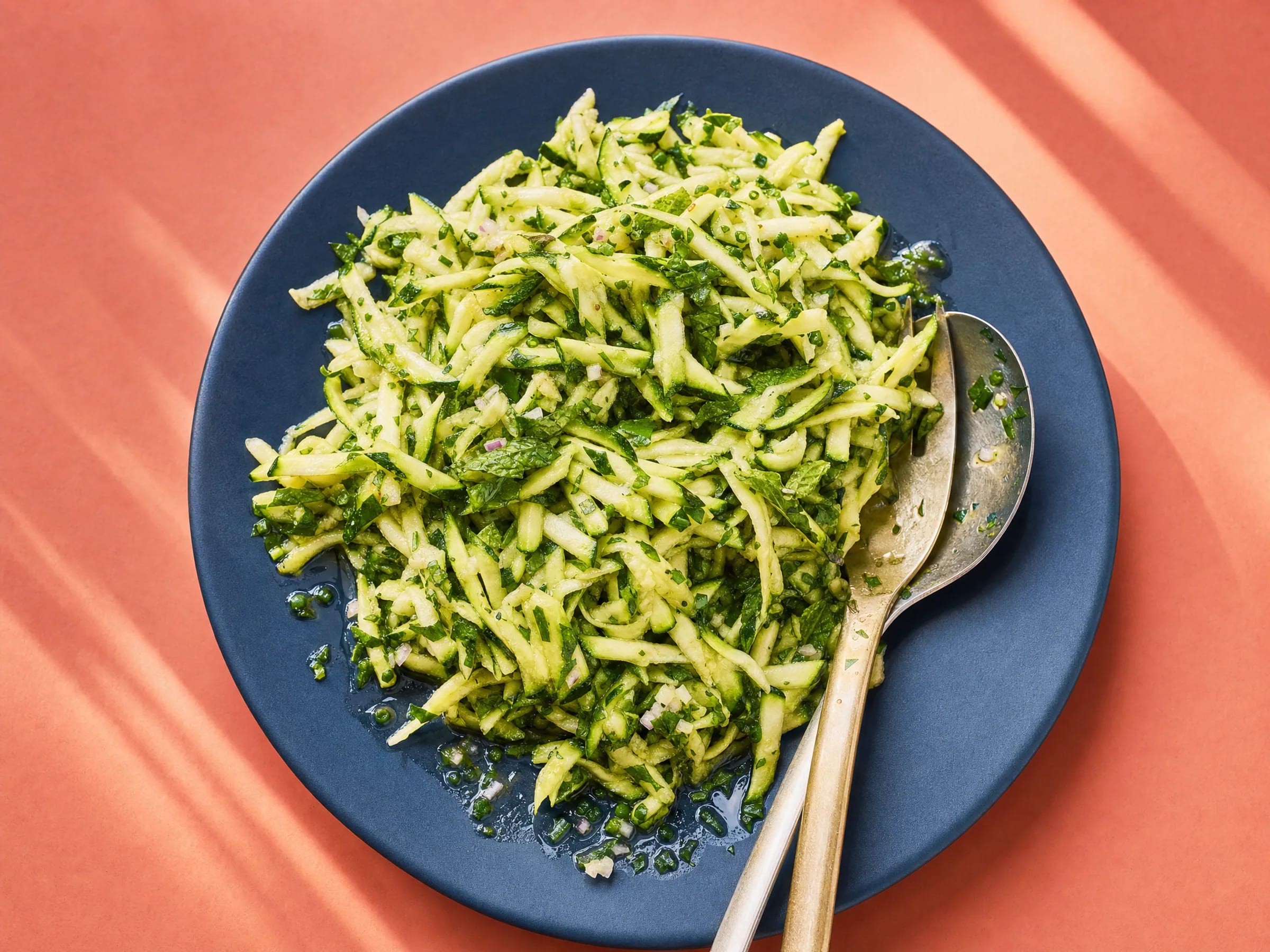 Roher Zucchinisalat mit groben Raspeln und Zitronendressing Rezeptfoto Roher Zucchinisalat mit groben Raspeln und Zitronendressing fertig angerichtet