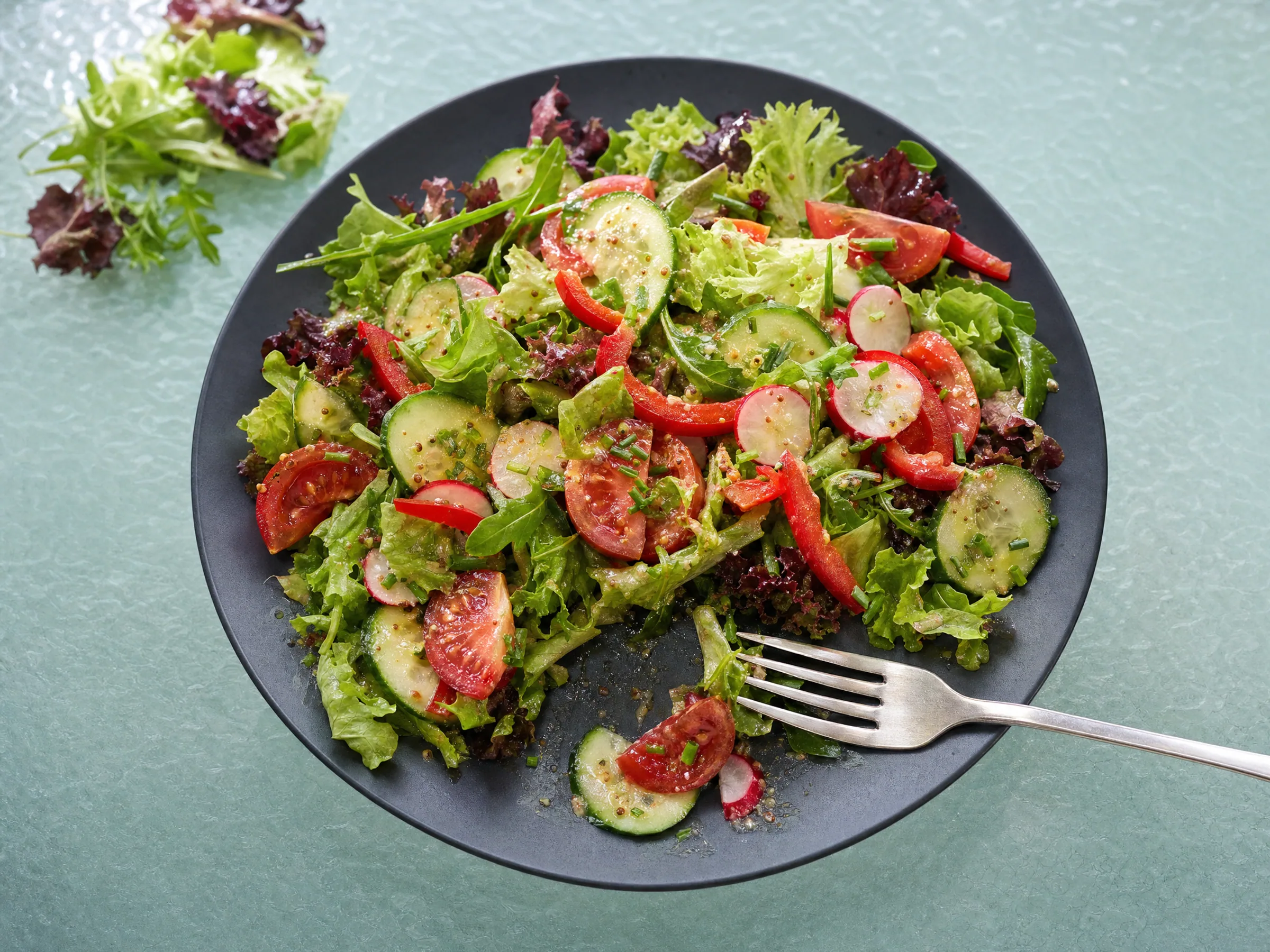 Gemischter Salat mit Senf-Dressing